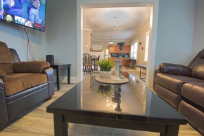House | Living area | Smart TV - Large 6Br, 2Ba Close To Niagara Falls (Niagara Falls)