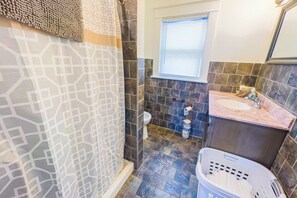 Ducha, secador de pelo, toallas, papel higiénico