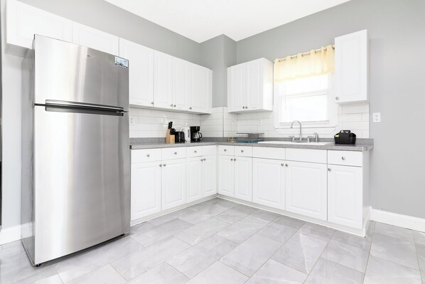 House | Private kitchen | Toaster, blender, cleaning supplies, paper towels