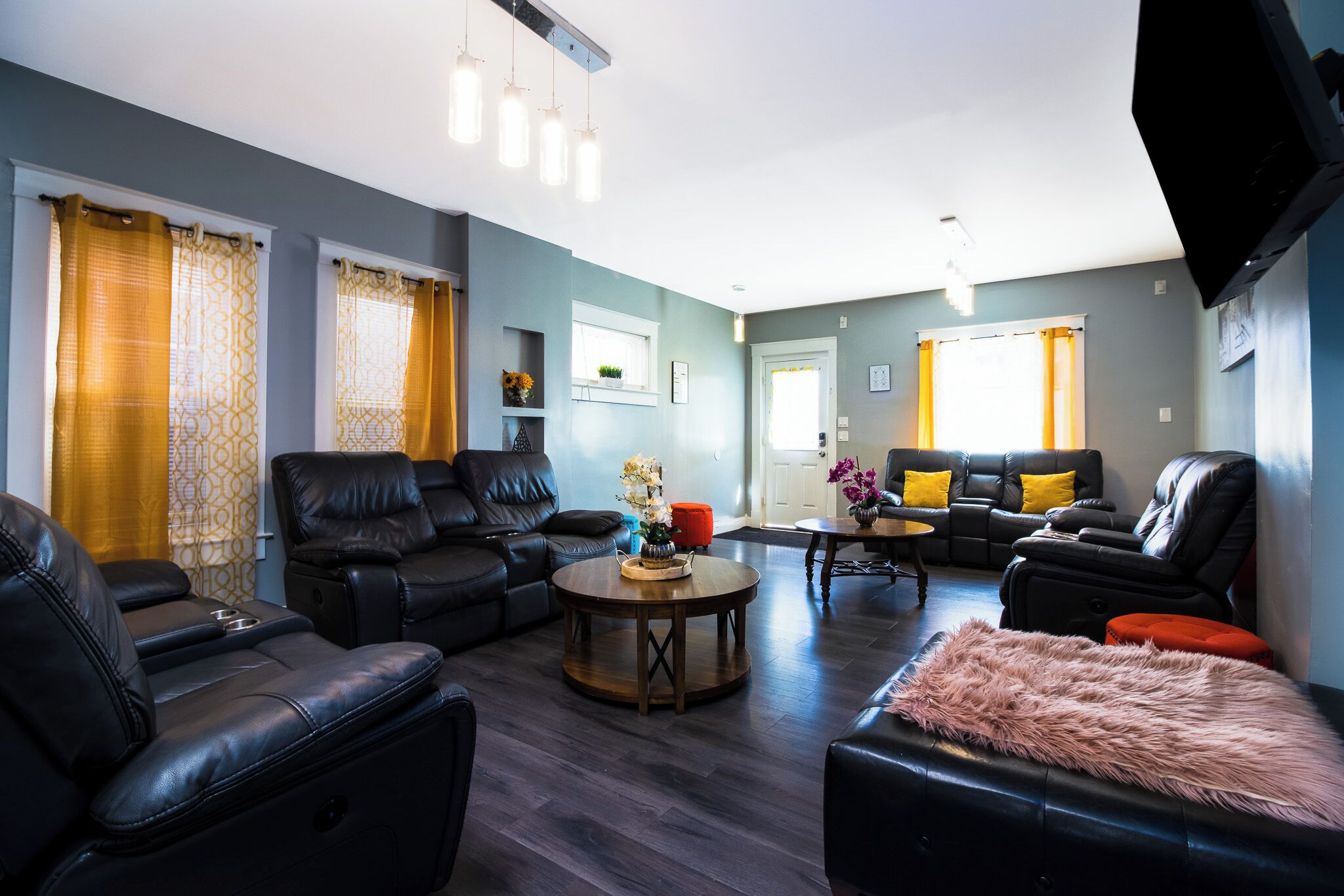 Nhà | Khu phòng khách | TV màn hình phẳng, Netflix, Hulu, dịch vụ stream 