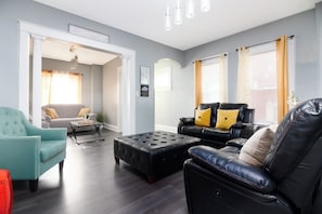 Maison | Aire de séjour | Téléviseur à écran plat, Netflix, Hulu, services de diffusion en continu