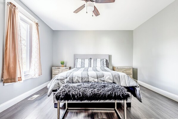 Tabla de planchar con plancha, wifi gratis y ropa de cama