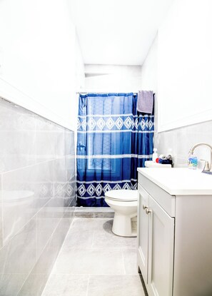 Apartamento | Banheiro | Chuveiro, secador de cabelo, toalhas de banho 