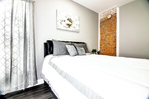 Espacio para trabajar con laptop, wifi gratis y ropa de cama 