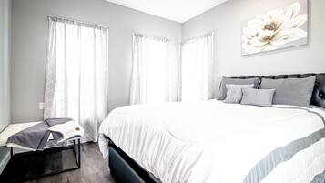 Apartamento | Espaço de trabalho para notebook, Wi-Fi de cortesia, roupa de cama