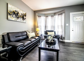 아파트 | 거실 공간 | LCD TV, 넷플릭스, 훌루, 스트리밍 서비스