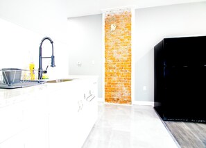 Apartamento | Cozinha privada | Chaleira elétrica, torradeira, liquidificador, toalhas de papel