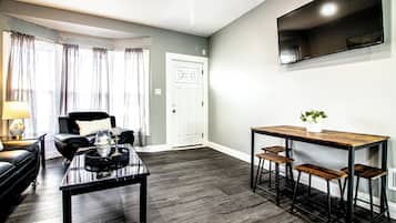Apartamento | Área de estar | TV LCD, Netflix, Hulu, serviços de streaming