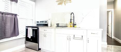 Appartement | Privékeuken | Een waterkoker, een broodrooster, een blender, keukenpapier