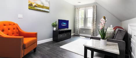 Apartamento | Zona de estar | Una televisión de pantalla plana, Netflix, Hulu, servicios de streaming