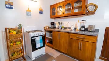 Køleskab, mikrobølgeovn, ovn, kogeplade