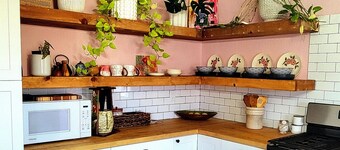 NEW! Sunrise House - Walk to Bayfront shops and dining. Vintage Hawaiian charm! 