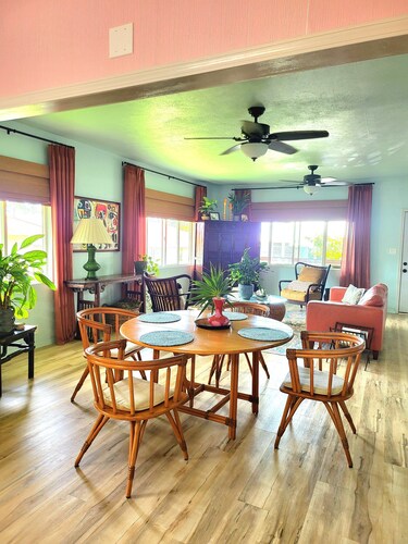 NEW! Sunrise House - Walk to Bayfront shops and dining. Vintage Hawaiian charm! 