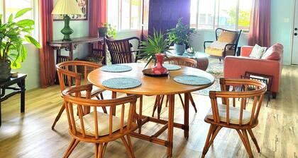 NEW! Sunrise House - Walk to Bayfront shops and dining. Vintage Hawaiian charm!