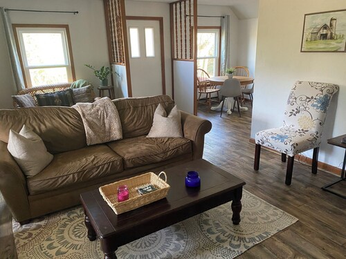 Charming 1-bedroom 2nd-Floor apartment, Sleeps 6, in Pleasant Spring Mills.