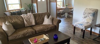 Charming 1-bedroom 2nd-Floor apartment, Sleeps 6, in Pleasant Spring Mills.