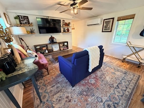 Living area - Cozy 1-bedroom home with kitchen and laundry in charming Lobelville (Lobelville)