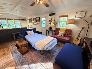 Room - Cozy 1-bedroom home with kitchen and laundry in charming Lobelville (Lobelville)