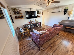 Smart-TV, DVD-spiller og bøker