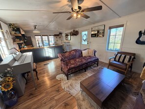 Smart-TV, DVD-spiller og bøker