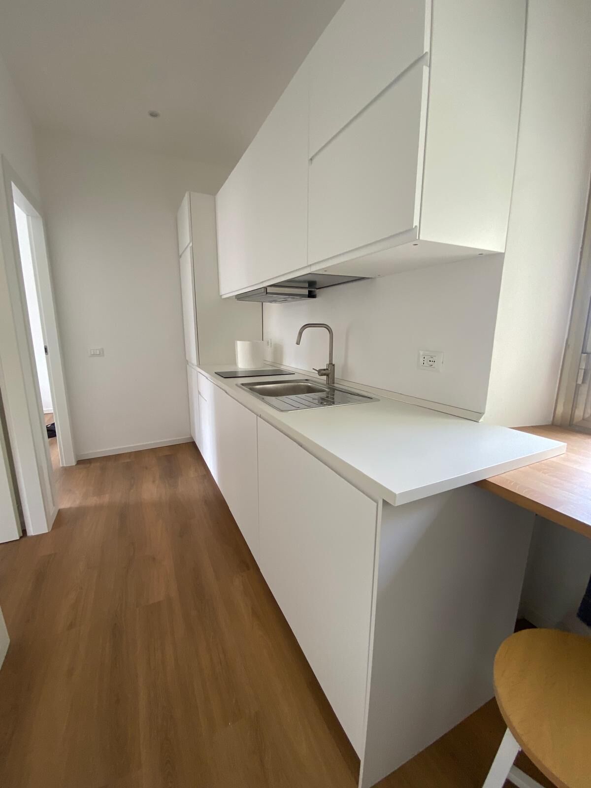 Kühlschrank, Mikrowelle, Herdplatte, Wasserkocher mit Kaffee-/Teezubehör