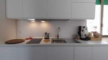 Frigorifero, microonde, piano cottura, macchina per tè/caffè