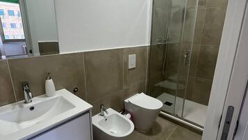 Dusche, Haartrockner, Bidet, Handtücher
