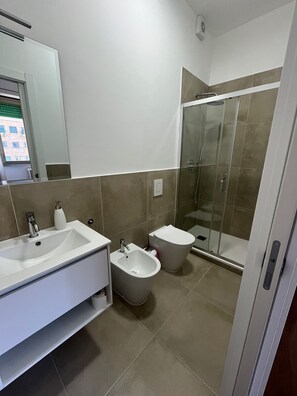 Dusj, hårføner, bidé og håndklær