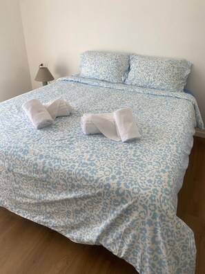 3 bedrooms, desk, free WiFi, bed sheets