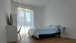 A bedroom with a bed, a desk, and a chair. - Cris al Pigneto is a B&B Comfortable, bright and well connected to the center. (Roma)
