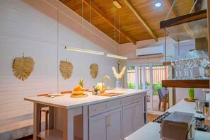 Microondas, horno, placa de cocina