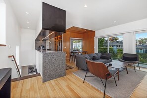 Smart TV, fireplace, books, stereo