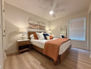 2 bedrooms, iron/ironing board, WiFi, bed sheets - Cozy, Upscale 2-bedroom Condo in Downtown Auburn!! (Auburn)