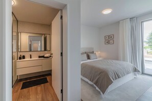 4 bedrooms, iron/ironing board, internet, bed sheets