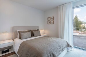 4 slaapkamers, een strijkplank/strijkijzer, internet, beddengoed