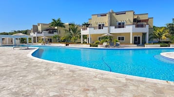 15 outdoor pools