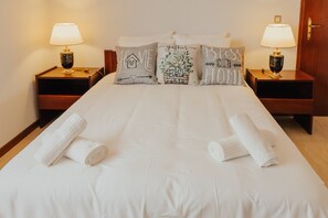 1 dormitorio, tabla de planchar con plancha, Internet y ropa de cama