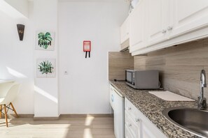 Réfrigérateur, micro-ondes, cafetière/bouilloire, grille-pain