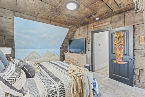 The Unbelievable Spacious 9-bedroom house in charming Gilbert, pool and hot tub