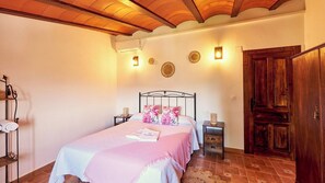 6 makuuhuonetta, silitysrauta/-lauta, vauvan matkasänky, Wi-Fi