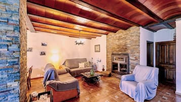 Una televisión, una chimenea