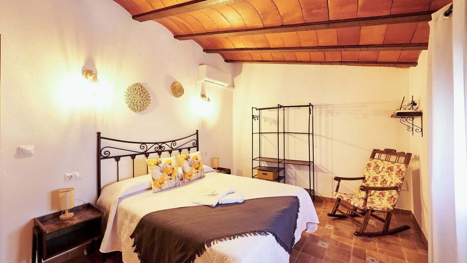 6 slaapkamers, een strijkplank/strijkijzer, reisbedje, wifi