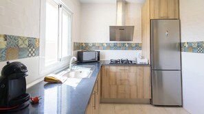 Refrigerador, microondas, parrilla de estufa y tostadora 