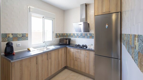 Kühlschrank, Mikrowelle, Herdplatte, Toaster