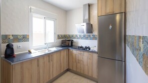 Jääkaappi, mikroaaltouuni, liesi, leivänpaahdin