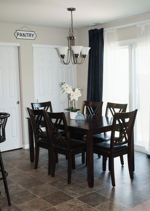 Dining - 4-bedroom house in cool Columbus for your extended stay. Sleeps 10! Enjoy (Columbus)