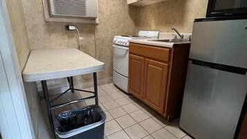 Room, 1 King Bed, Non Smoking, Kitchenette | Private kitchen | Fridge, microwave