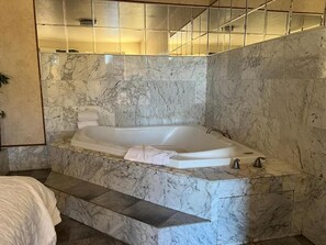 Bathroom | Separate bathtub and shower, towels, soap, shampoo - Riverside Motel (Vancouver)
