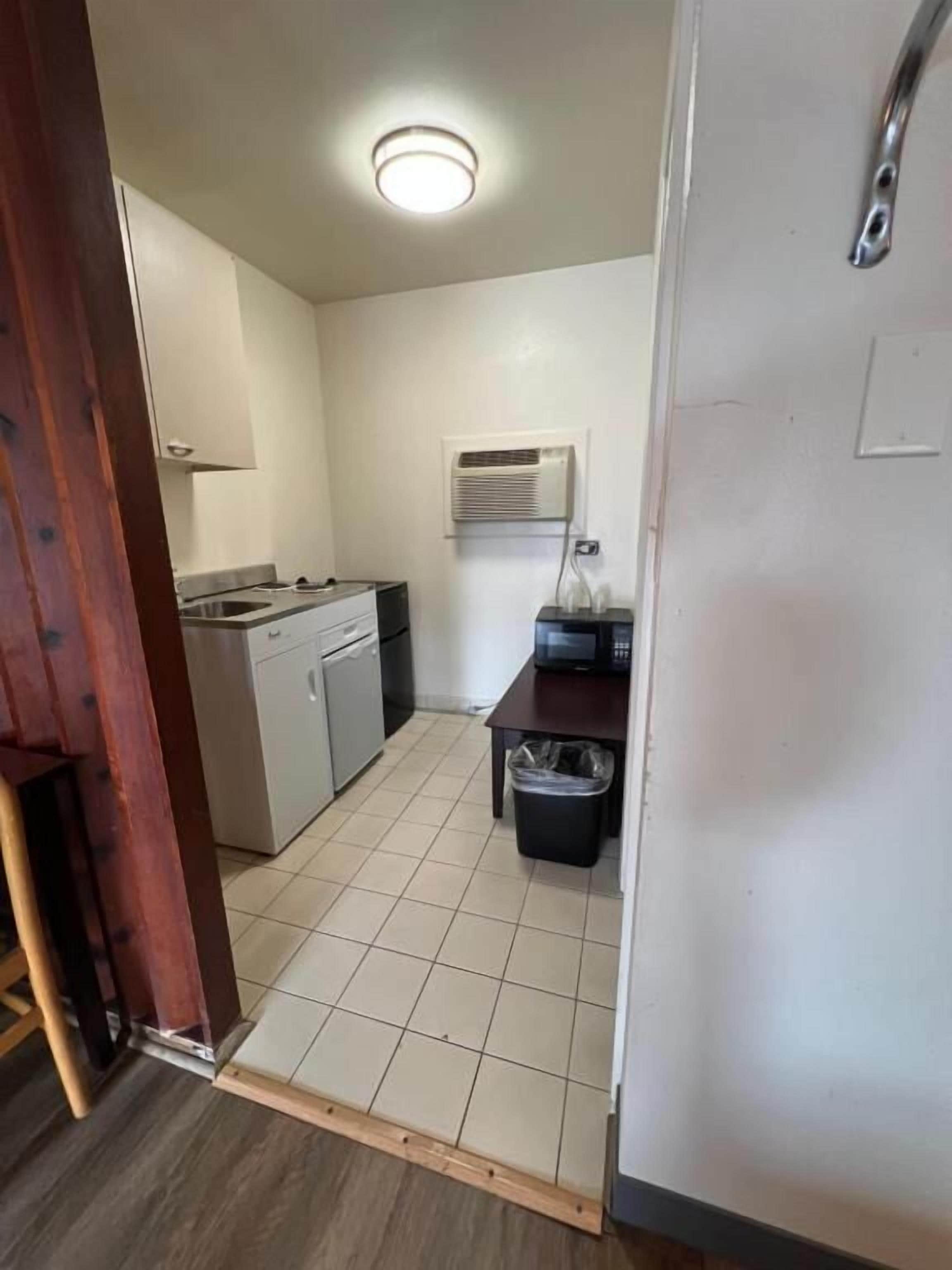 Room, 1 King Bed, Non Smoking, Kitchenette | Private kitchen | Fridge, microwave