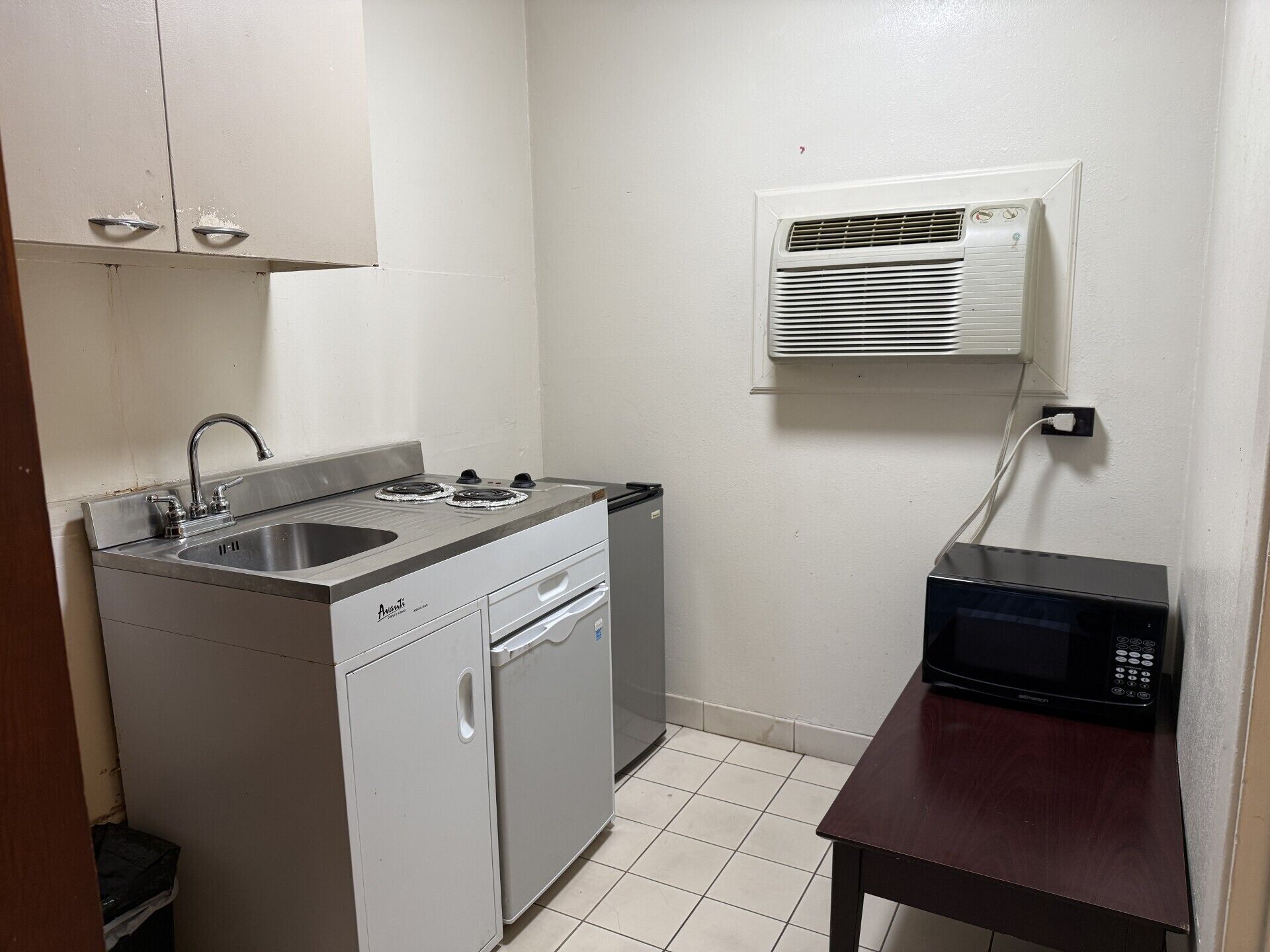 Standard Room, 1 Queen Bed, Non Smoking, Kitchenette | Private kitchen
